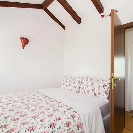 2-bedroom Istrian House With Terrace Hébergement de vacances
