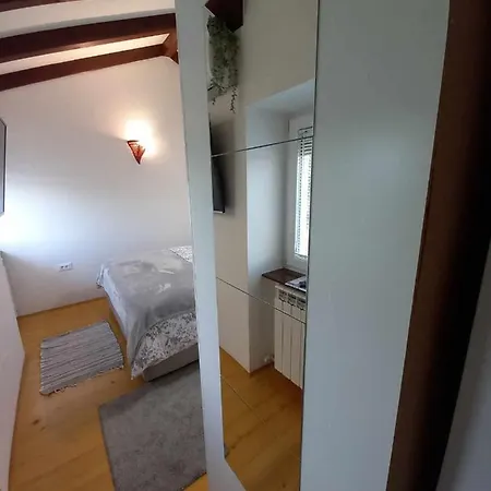 2-bedroom Istrian House With Terrace Hébergement de vacances Koper