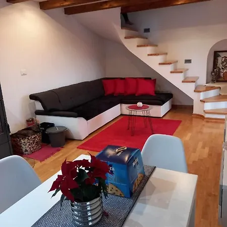 2-bedroom Istrian House With Terrace Hébergement de vacances Koper