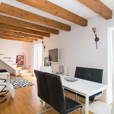 2-bedroom Istrian House With Terrace Hébergement de vacances Koper