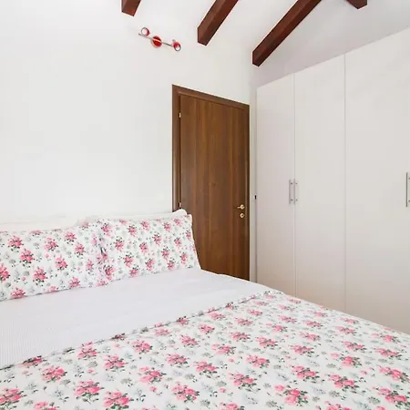 2-bedroom Istrian House With Terrace Hébergement de vacances *