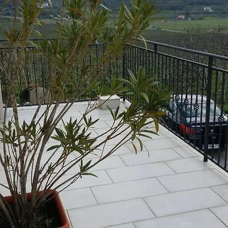 2-bedroom Istrian House With Terrace Hébergement de vacances Koper