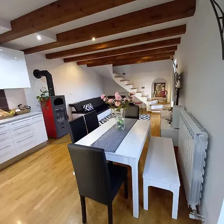 2-bedroom Istrian House With Terrace Hébergement de vacances